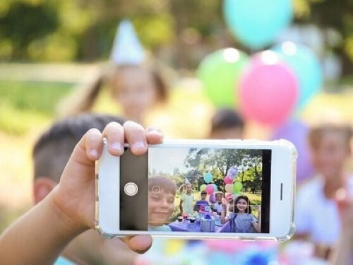 Spagna: azienda che organizza feste per bambini sanzionata per aver pubblicato immagini di minori su Instagram