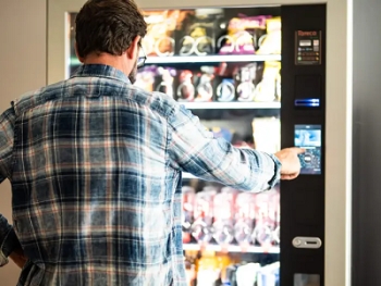 Privacy invasa anche durante la pausa caffè con il riconoscimento facciale nei distributori automatici