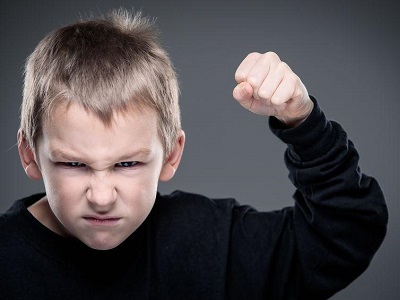 Anche se tutti sanno di un alunno violento, la prof non lo può scrivere a tutti i genitori