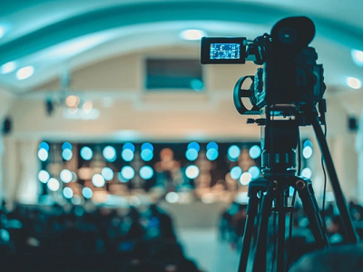 Chiesa chiede ai suoi membri di acconsentire all’uso delle immagini registrate durante le funzioni religiose per fini di propaganda.