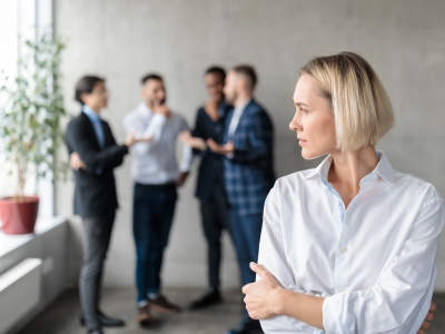 Un buon regolamento azienda dovrebbe prevedere di evitare conversazioni in locai pubblici o aree aperte al pubblico