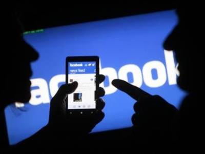 Diffamazione aggravata per gli insulti a un politico su Facebook