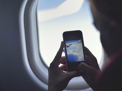 Per proteggere la privacy dei passeggeri la compagnia Qantas vieta di scattare foto o fare riprese video durante i voli