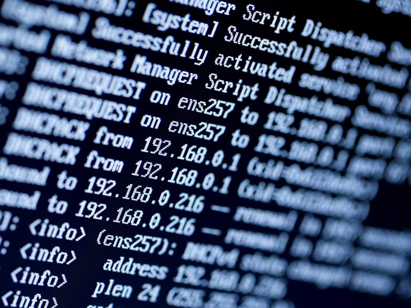 Il fine di perseguire i reati giustifica che un’autorità pubblica nazionale incaricata della lotta contro le contraffazioni online