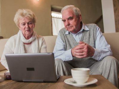 Sempre più persone anziane navigano su internet, ma attenzione alle privacy