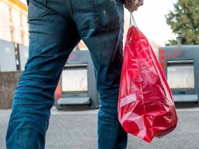 sacchetti rossi per i rifiuti dei positivi. E la privacy?