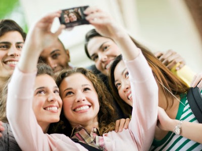 Attenzione a pubblicare selfie di gruppo senza chiedere il consenso di chi vi compare