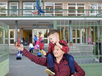 Riapertura delle scuole e foto di minori online: un’occasione di sharenting, fra inconsapevolezza e personal branding