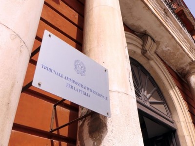 Non è pubblico lo spettacolo sponsorizzato su un social network a cui partecipano solo invitati