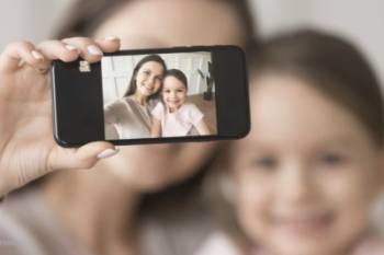Foto di minori di 14 anni sui social: serve il consenso di entrambi i genitori