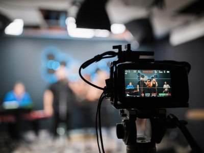 Non va autorizzato dal giudice al pari di appostamenti di polizia e non viola il domicilio se registra solo spazi esposti al pubblico di un edificio