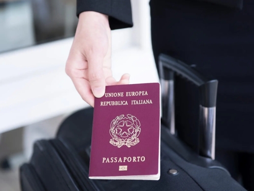 Migliaia di documenti d’identità rubati negli hotel e messi in vendita nel Dark Web: trascorsi 9 mesi nel silenzio delle istituzioni