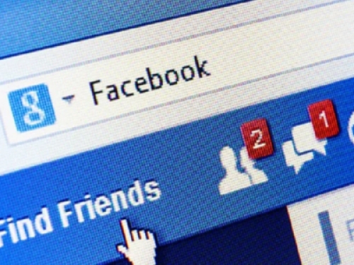 Amicizia e foto su Facebook non provano la commensalità abituale