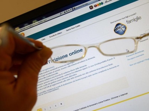 Domande di iscrizione a scuola, via le informazioni sulla professione dei genitori e tutti i dati non necessari