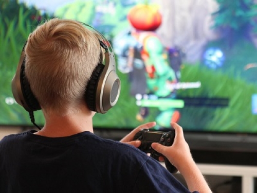 Violata la privacy di adolescenti e bambini che giocavano a Fortnite: multa record da oltre mezzo miliardo