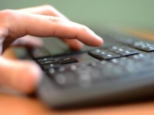 Compie il reato di accesso abusivo a sistema informatico il poliziotto che interroga la banca dati del Ministero dell'Interno per fare un favore ad un amico
