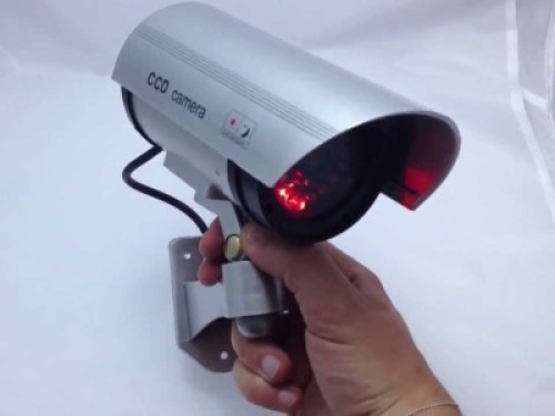 Quando installare una fotocamera finta a scopo deterrente non è lecito ed espone a rischi di richieste di risarcimenti