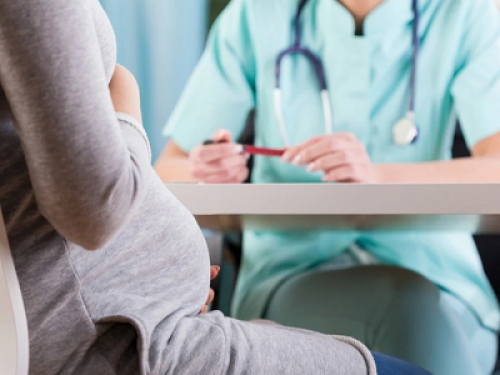 La donna costretta a recarsi all’estero per praticare l’aborto terapeutico subisce una violazione della privacy e della vita familiare