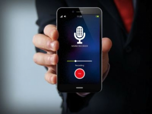 Chi diffonde una telefonata senza un interesse legittimo può violare la riservatezza