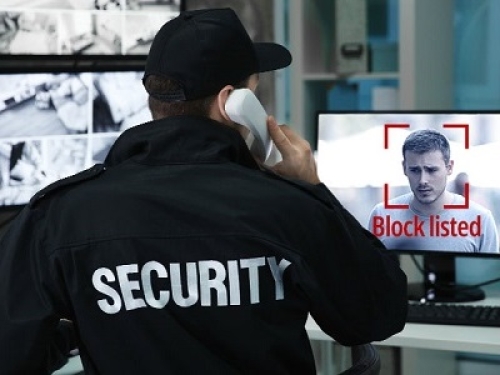 Riconoscimento facciale negli aeroporti: le persone dovrebbero avere il massimo controllo sui loro dati biometrici