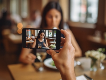 Dipendente in malattia viene licenziata dopo essere stata filmata da un collega mentre è al ristorante: sanzionato il comune per violazione della privacy