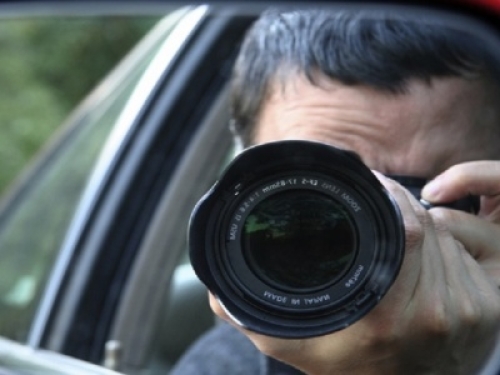 Pedinare il vicino di casa e scattargli fotografie di nascosto configura il reato di molestie e stalking