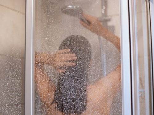 Telecamera nascosta nella doccia dell'ospedale: tre tecnici ‘guardoni’ finiscono a processo per aver spiato almeno 70 infermiere