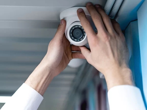 Arrestato installatore di sistemi di videosorveglianza che filmava di nascosto le figlie della convivente e scaricava i video dalle case dei suoi clienti