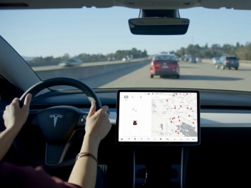 Dipendenti Tesla spiavano i clienti in auto: 'si scambiavano anche video privati'