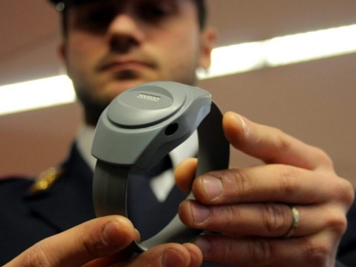 L’indisponibilità del braccialetto elettronico non giustifica una misura cautelare più afflittiva