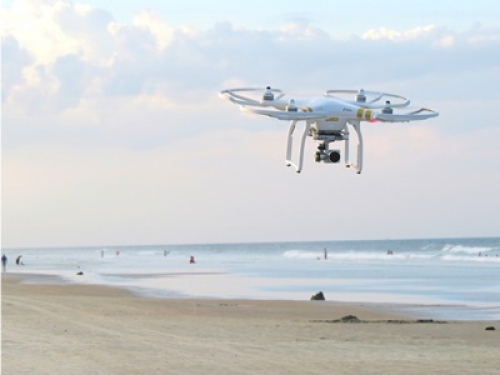 La Asl di Roma organizza una ricognizione con il drone per controllare la temperatura in spiaggia, ma poi fa retromarcia
