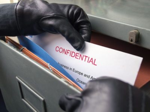Non viola la privacy la telecamera che incastra il dipendente infedele sospettato di spionaggio in favore della Russia