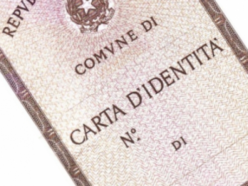 Carta d'identità di minori, pronta a fare ritorno la dicitura 'genitore 1' e 'genitore 2'