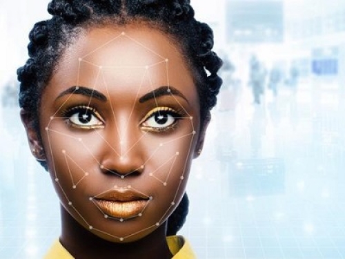 Donna afroamericana incinta di 8 mesi arrestata ingiustamente per un errore del riconoscimento facciale