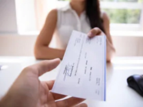 Il fisco può imputare a ricavi in nero l'assegno circolare versato sul conto dell’imprenditore anche se la banca rifiuta di rivelare chi lo ha emesso per motivi di privacy