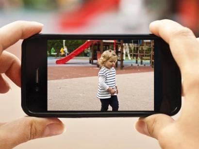 Foto sui social dei figli minorenni, genitori rischiano multa fino a 10mila euro