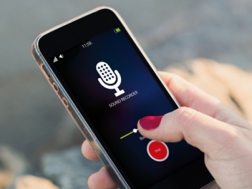 Registrare una conversazione: in quali casi è lecito e quando viola la privacy?