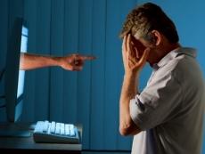 Diffamazione online, il solo cognome può non essere "individualizzante", ma l'effetto lesivo aumenta