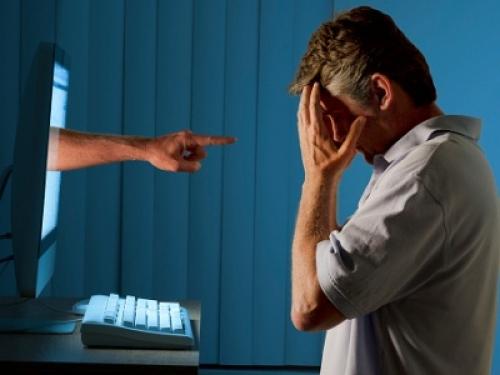 Diffamazione online, il solo cognome può non essere "individualizzante", ma l'effetto lesivo aumenta