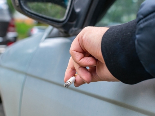 Via libera all’uso rafforzato delle telecamere comunali per pizzicare anche chi getta a terra fazzoletti e mozziconi di sigarette
