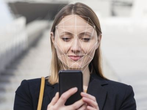 Violazione della privacy degli utenti con il riconoscimento facciale: un'altra maxi sanzione da 20 milioni di euro per Clearview