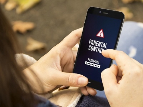 Su ChatGPT arrivano i controlli parentali per tutelare gli adolescenti, ma OpenAi mette le mani avanti: "nessun filtro è infallibile"