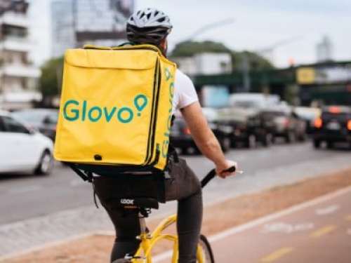 Gli algoritmi dell'app discriminavano i rider a loro insaputa, sanzione di 2,6 milioni di euro a una piattaforma del gruppo Glovo