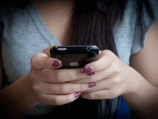 Un adulto che fa sexting con un minore commette violenza sessuale