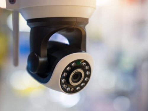 Dopo aver subìto un furto l’esercente installa un impianto di videosorveglianza ma finisce nei guai per violazione della privacy