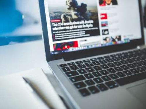 Foto segnaletica diffamatoria sul giornale online, scatta la responsabilità del giornalista