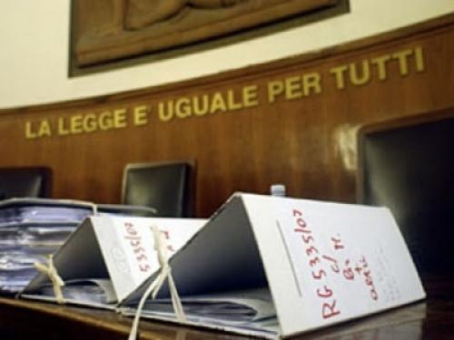 Datore di lavoro installa una microspia nella vettura usata dai dipendenti, il tribunale lo condanna per un reato non più previsto dal Codice Privacy