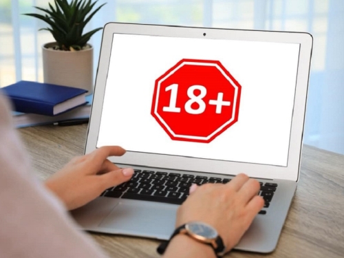 La verifica dell’età sui siti porno slitta ancora: il Tar del Lazio accoglie il ricorso di Pornhub contro Agcom
