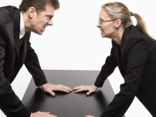 Segnalare la condotta di un professionista: 'occhio alla penna'