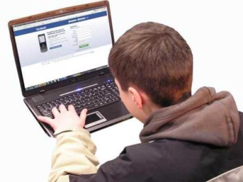 Usa: tredicenne arrestato per aver chiesto a ChatGPT come "uccidere" un compagno di classe